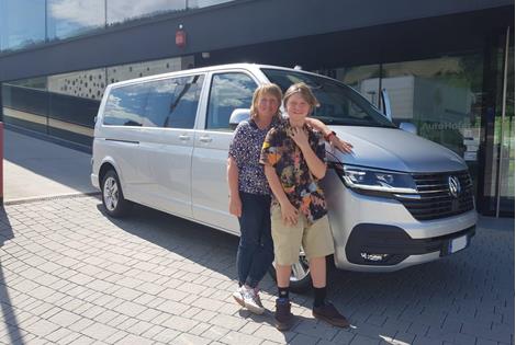 vw-caravelle-gl064vv-esther-mit-sohn-matthias-neues-mietauto