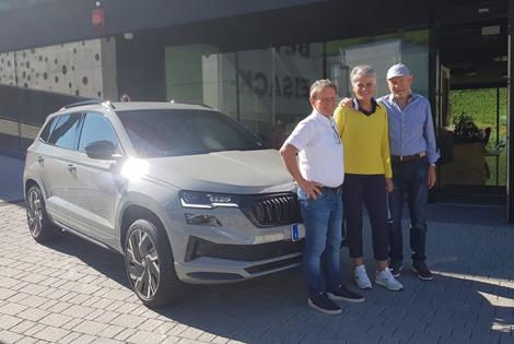 skoda-karoq-gj-sepp-mit-freunden-hermann-und-liesl