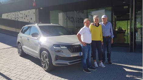 skoda-karoq-gj-sepp-mit-freunden-hermann-und-liesl